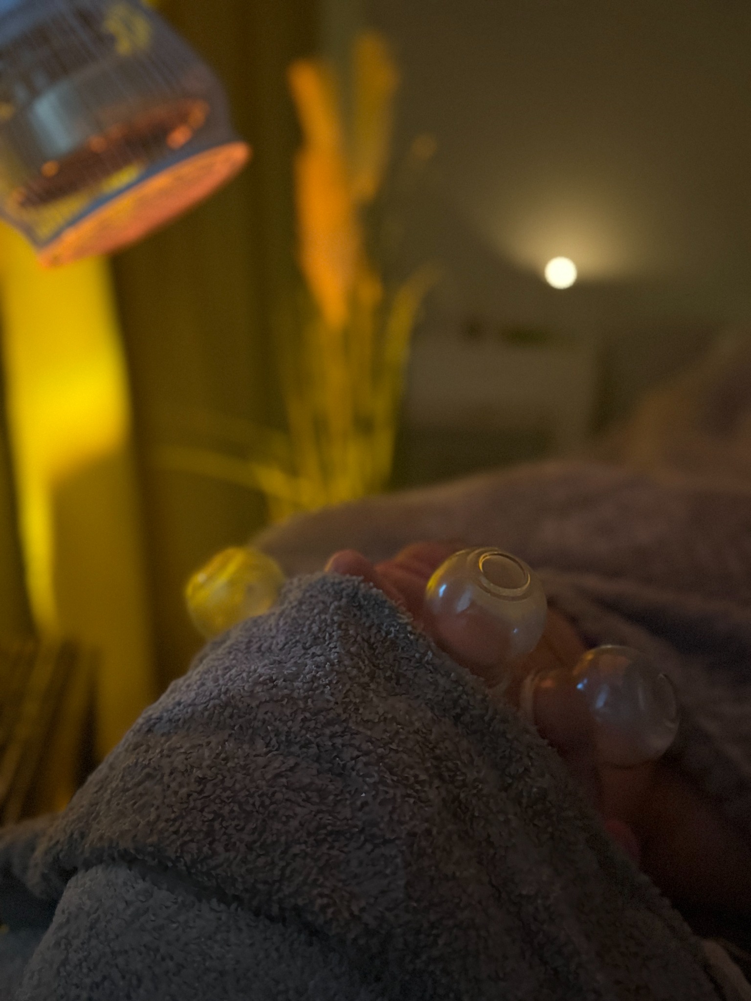 Bańki i lampa podczas zabiegu w salonie