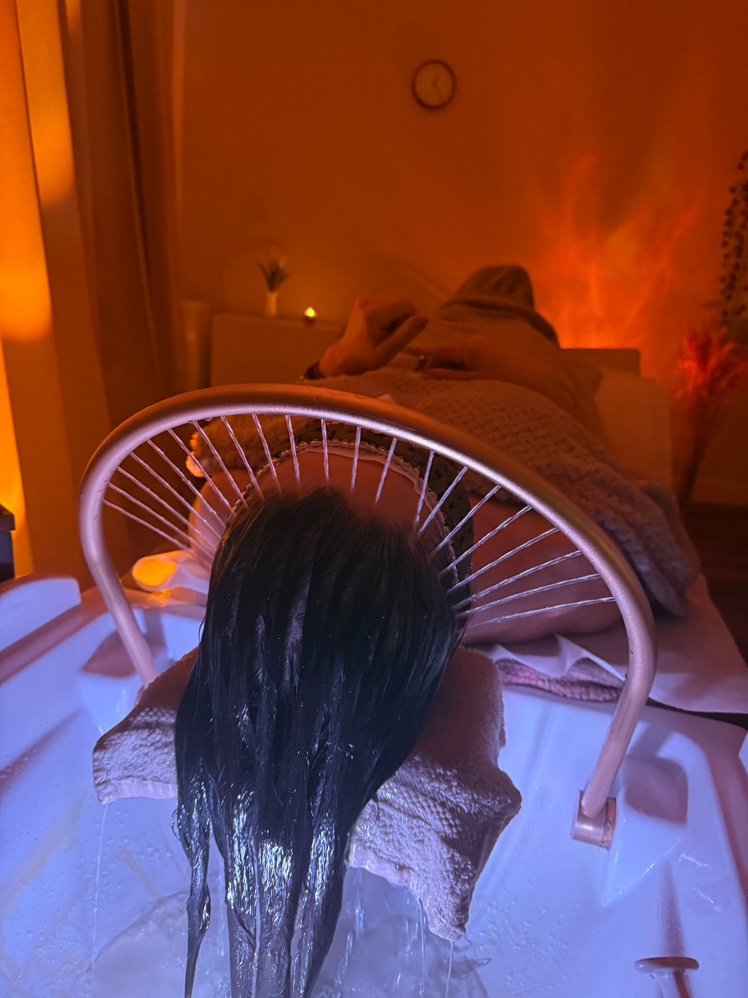 Rytuał Head SPA przy ciepłym oświetleniu salonu
