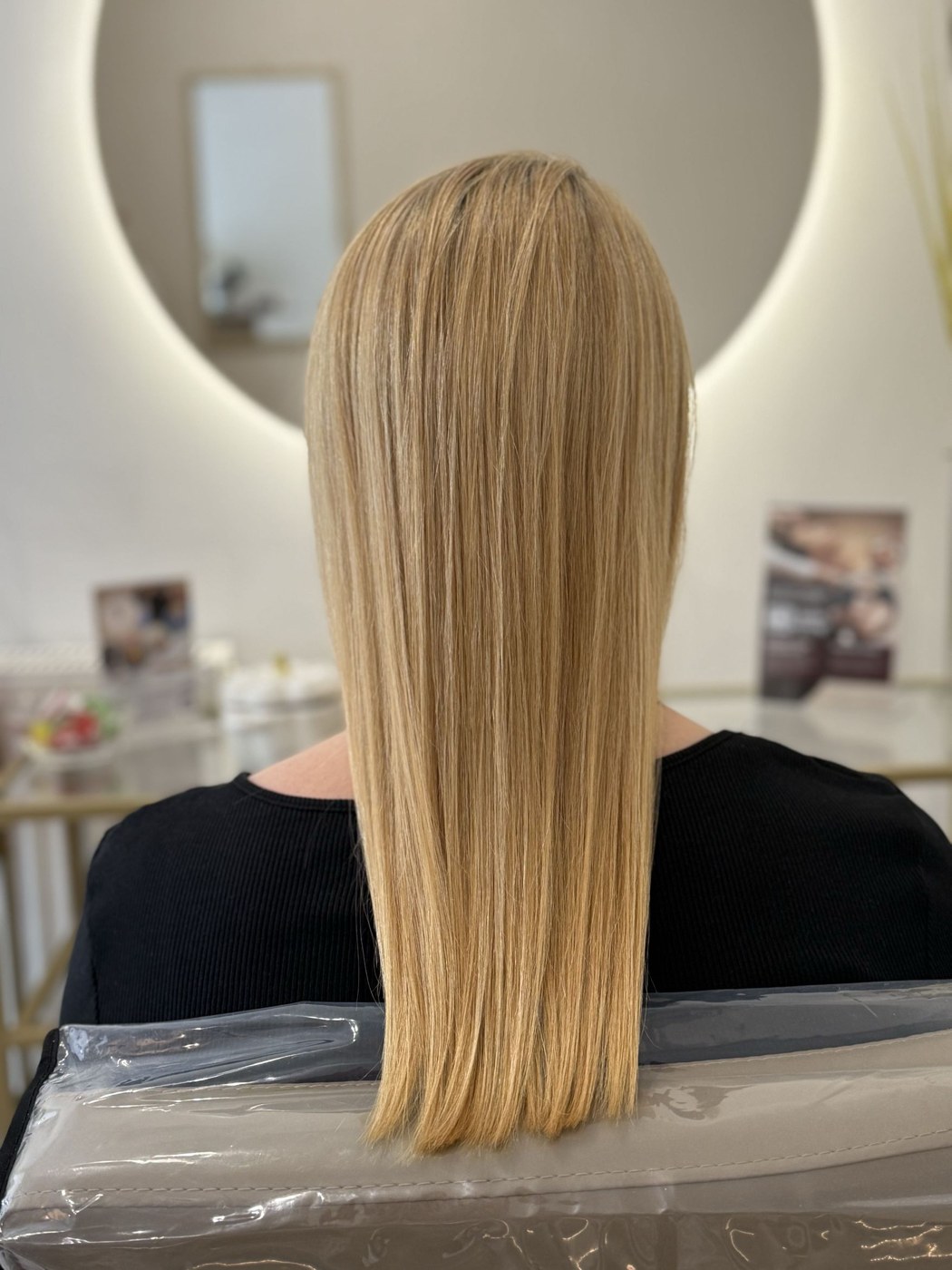 Długie włosy blond — praca salonu O włos od SPA